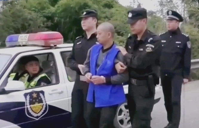 Dương Khôn bị áp giải đến hiện trường phi tang xác nạn nhân. Ảnh: Toutiao