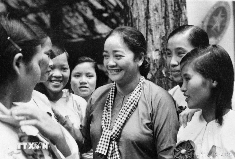Nữ tướng Nguyễn Thị Định với các nữ đại biểu dự Đại hội Anh hùng Chiến sĩ thi đua miền Nam lần thứ II (tháng 9/1967). Ảnh tư liệu TTXVN