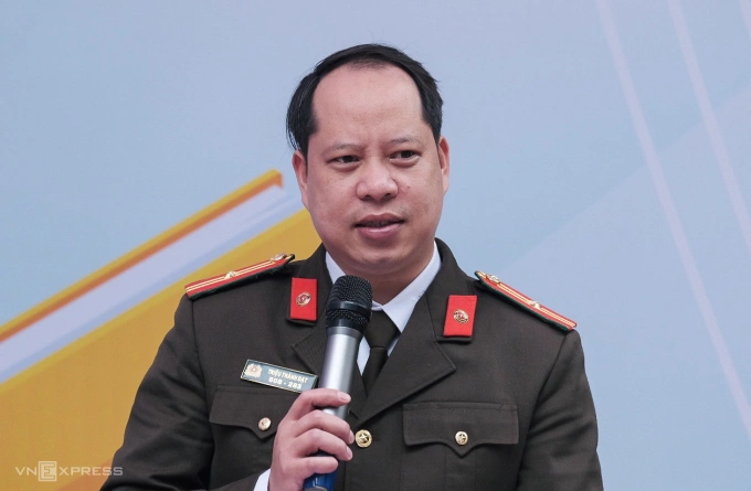 Thiếu tá Triệu Thành Đạt phát biểu tại ngày hội tư vấn - hướng nghiệp ngày 16/3. Ảnh: Dương Tâm