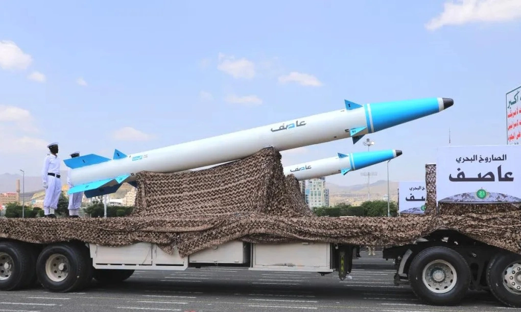 Tên lửa đạn đạo diệt hạm Asef trong cuộc diễu binh của Houthi năm 2022. Ảnh: X/fab_hinz