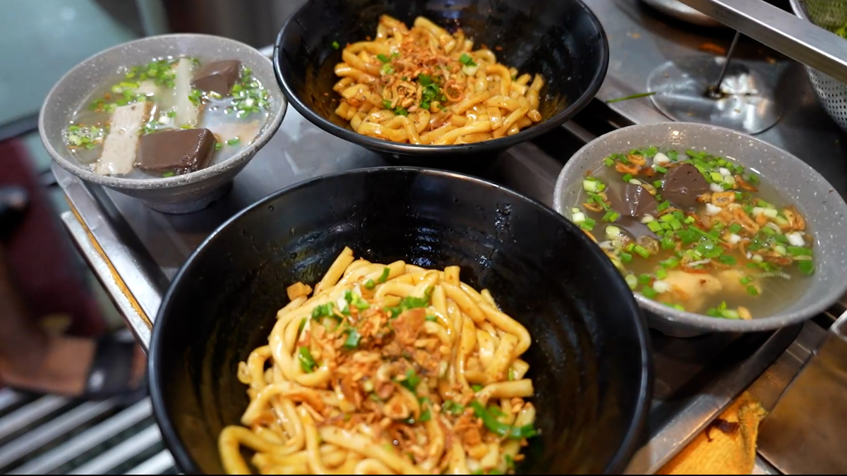 Quán bánh canh trộn hút khách ở TP HCM