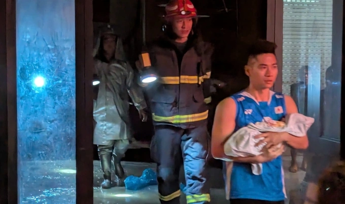 8 người, bao gồm cả trẻ sơ sinh được giải cứu an toàn khỏi đám cháy. Ảnh: PCCC