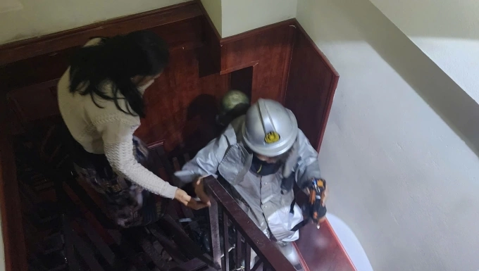 Người dân được hướng dẫn thoát nạn bằng cầu thang bộ. Ảnh: PCCC