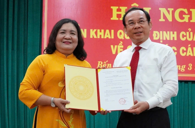 Bí thư Thành ủy Nguyễn Văn Nên trao quyết định cho bà Hồ Thị Hoàng Yến, sáng 22/3. Ảnh: Hoàng Nam