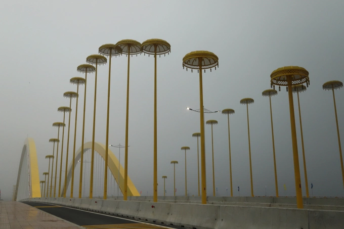 Hệ thống lọng theo kiểu cung đình Huế trang trí ở cầu. Ảnh: Võ Thạnh