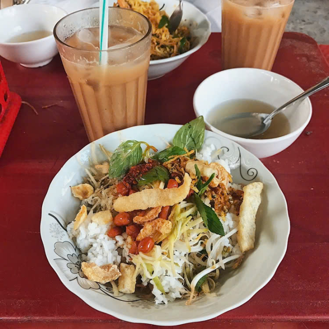 Món cơm hến. Ảnh: Ngân Dương