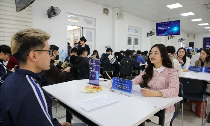 Người trẻ tham gia các ngày hội tìm kiếm việc. Ảnh: Jobko