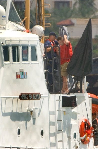 Kirby Archer (áo đỏ) được Tuần duyên Mỹ đưa về bờ, ngày 25/9/2007. Ảnh: The Ledger