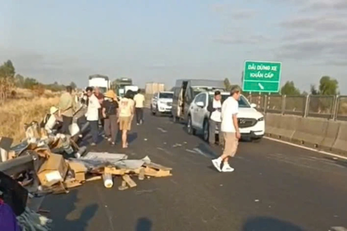 Ùn tắc trên cao tốc Vĩnh Hảo - Phan Thiết sau tai nạn. Ảnh: Tư Huynh