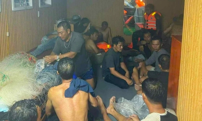 Trước đó, 20 ngư dân trên tàu cá đảo Phú Quý gặp nạn đã được lực lượng Biên phòng cứu vớt, tối 1/4. Ảnh: Biên phòng cung cấp