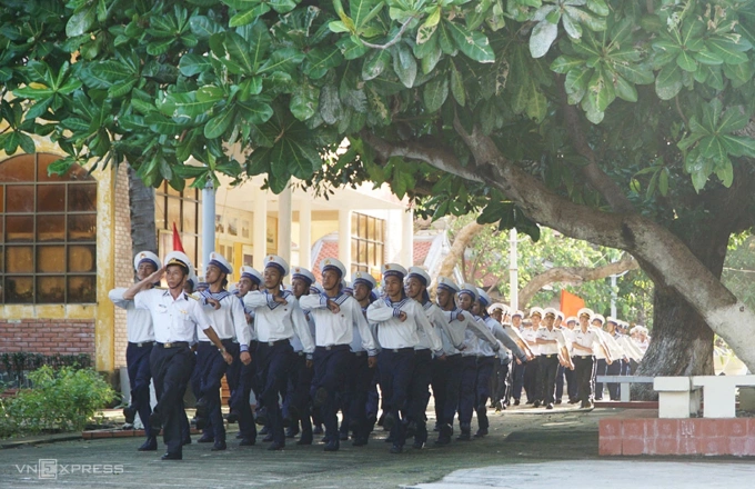 Bộ đội đi điều lệnh qua bóng mát của cây bàng vuông trên đảo Nam Yết, Quần đảo Trường Sa. Ảnh: Hoàng Phương