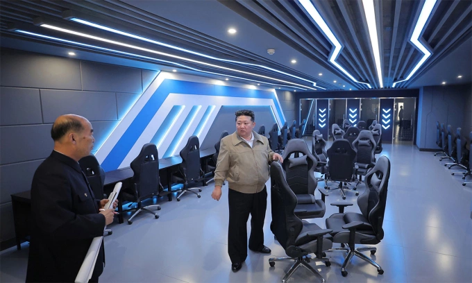 Lãnh đạo Kim Jong-un cùng một quan chức Triều Tiên tại trung tâm game ở khu Hwasong, Bình Nhưỡng ngày 3/4. Ảnh: KCNA