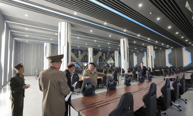 Lãnh đạo Kim Jong-un cùng quan chức, chỉ huy quân đội Triều Tiên tại trung tâm game ở khu Hwasong, Bình Nhưỡng ngày 3/4. Ảnh: KCNA