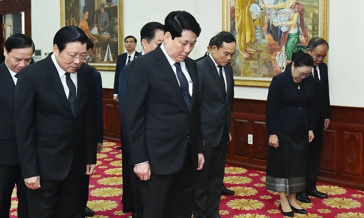 Lãnh đạo Việt Nam viếng nguyên Chủ tịch Lào Khamtay Siphandone