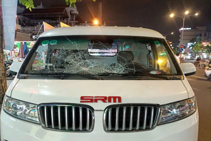 Ôtô bị đập vỡ kính chắn gió sau sự việc. Ảnh: Minh Bằng