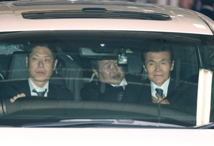 Hai ông trùm băng Yamaguchi (giữa và phải) rời trụ sở cảnh sát tỉnh Hyogo sau khi nộp thư đình chiến ngày 7/4. Ảnh: JIJI