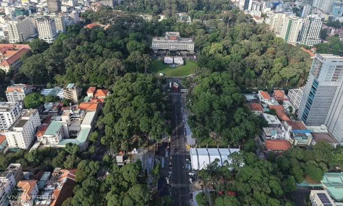 Đường Lê Duẩn trước Hội trường Thống Nhất đã được chỉnh trang, dựng khán đài để phục vụ cho lễ kỷ niệm. Ảnh: Thanh Tùng