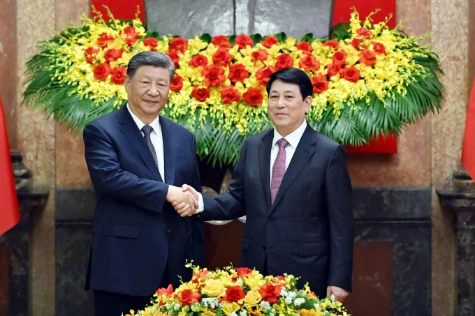 Chủ tịch nước Lương Cường bắt tay Tổng Bí thư, Chủ tịch Trung Quốc Tập Cận Bình tại Phủ Chủ tịch ngày 15/4. Ảnh: Giang Huy