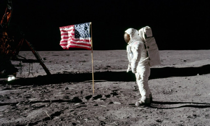 Phi hành gia Buzz Aldrin đứng trên bề mặt Mặt Trăng trong nhiệm vụ Apollo 11 năm 1969. Ảnh: NASA