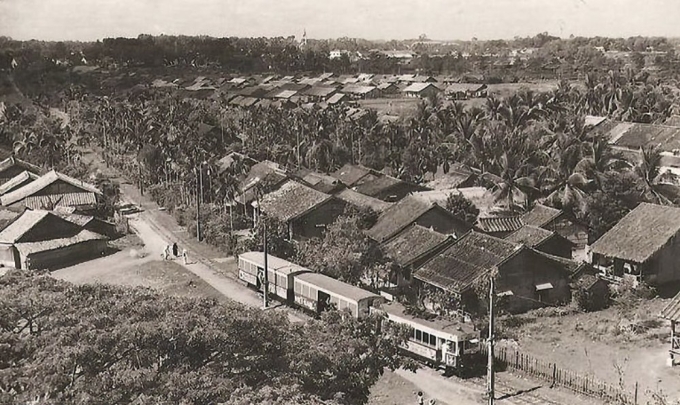 Tàu lửa đi trên đường Bùi Hữu Nghĩa để ra ga Gia Định, hay còn gọi ga Bà Chiểu (nay thuộc quận Bình Thạnh) những thập niên đầu thế kỷ 20. Ảnh: Tư liệu