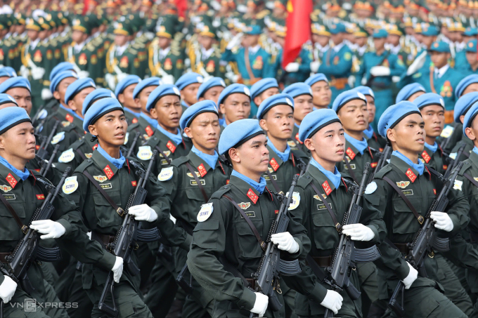 Các khối quân đội, công an hợp luyện ở sân bay Biên Hoà, Đồng Nai, ngày 16/4. Ảnh: Đức Đồng
