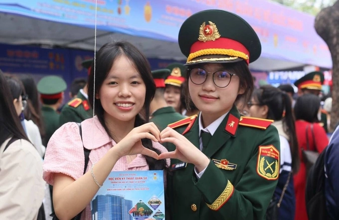 Học viên Học viện Kỹ thuật quân sự tư vấn tuyển sinh cho học sinh, hôm 16/3. Ảnh: MTA