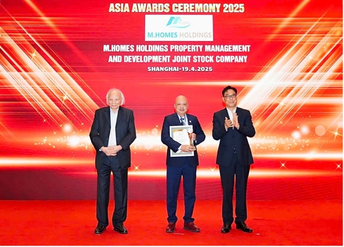 Ông Đào Hải Nghĩa, đại diện M.Homes Holdings nhận giải thưởng. Ảnh: M.Homes