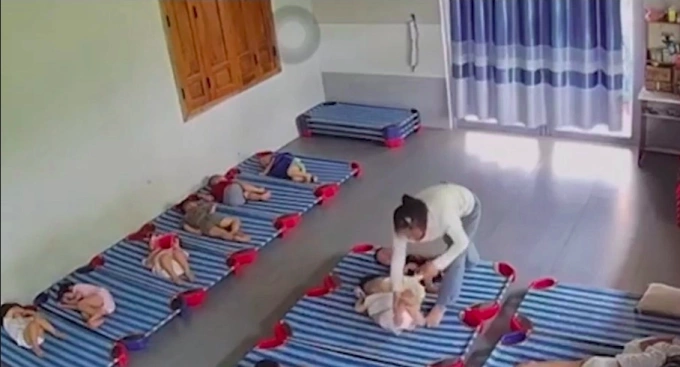 Cảnh cô giáo dốc ngược chân một bé gái, rồi đánh ở Quảng Nam. Ảnh:Cắt từ video