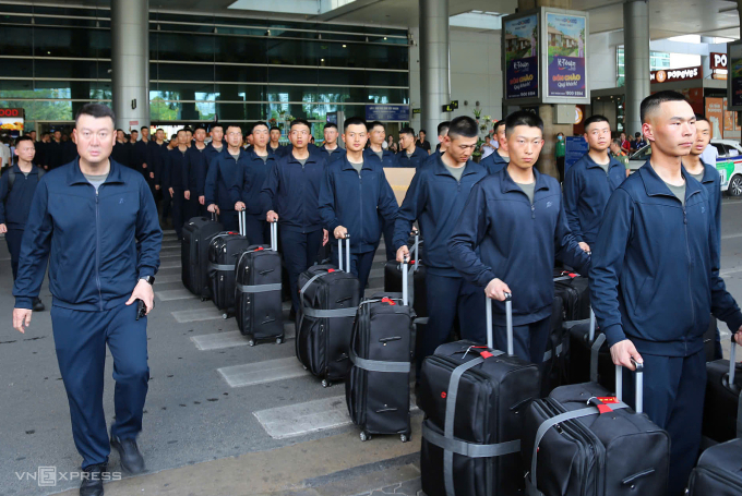 Đoàn cán bộ, chiến sĩ thuộc quân đội Trung Quốc trước ga T3 sân bay Tân Sơn Nhất. Ảnh: Đình Văn