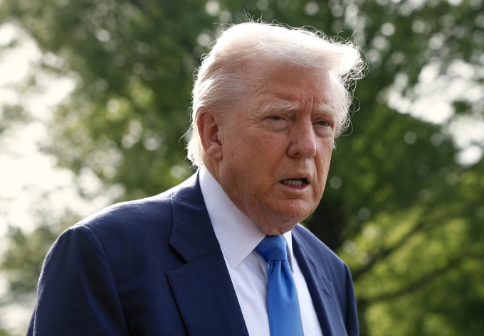 Tổng thống Mỹ Donald Trump trả lời báo giới tại khuôn viên Nhà Trắng ngày 25/4. Ảnh: AFP