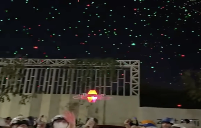 Drone bay loạn xạ rồi rơi xuống đất ở công viên bờ sông Thủ Thiêm. Ảnh: Minh Bằng