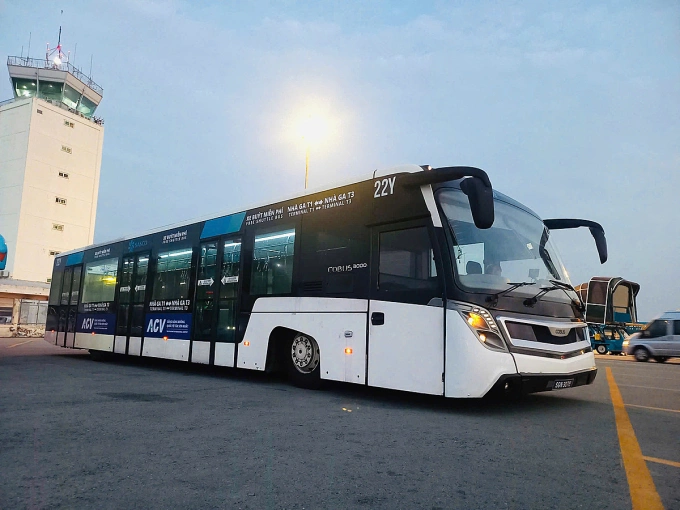 Xe buýt miễn phí bố trí ở Tân Sơn Nhất, ngày 1/5. Ảnh: Hạ Giang