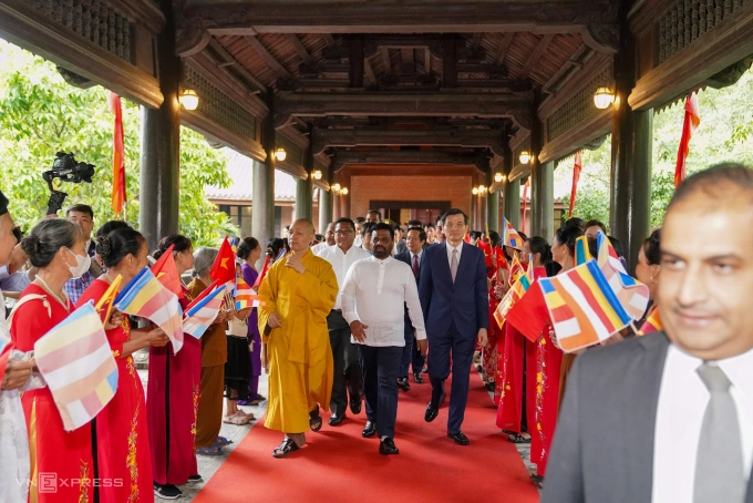 Hàng nghìn tăng ni phật từ chào đón Tổng thống Sri Lanka chiều 4/5. Ảnh: Lê Hoàng