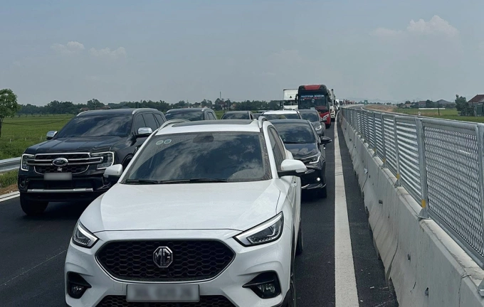 Dòng xe ùn tắc trên cao tốc Bãi Vọt - Hàm Nghi, chiều 4/5. Ảnh: Hùng Lê