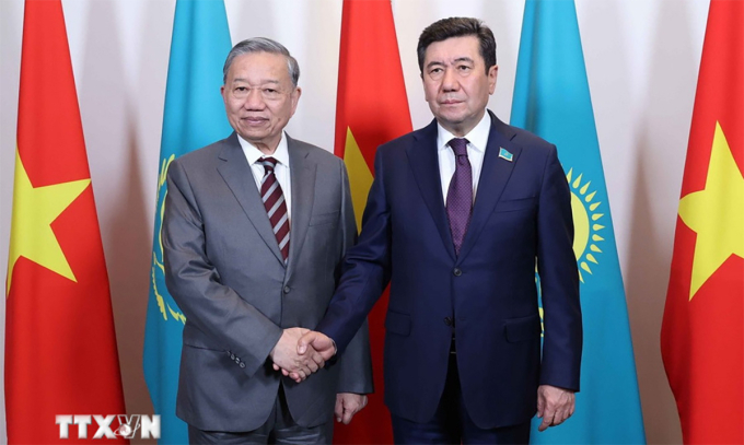 Tổng Bí thư Tô Lâm và Chủ tịch Hạ viện Kazakhstan Yerlan Koshanov. Ảnh: TTXVN