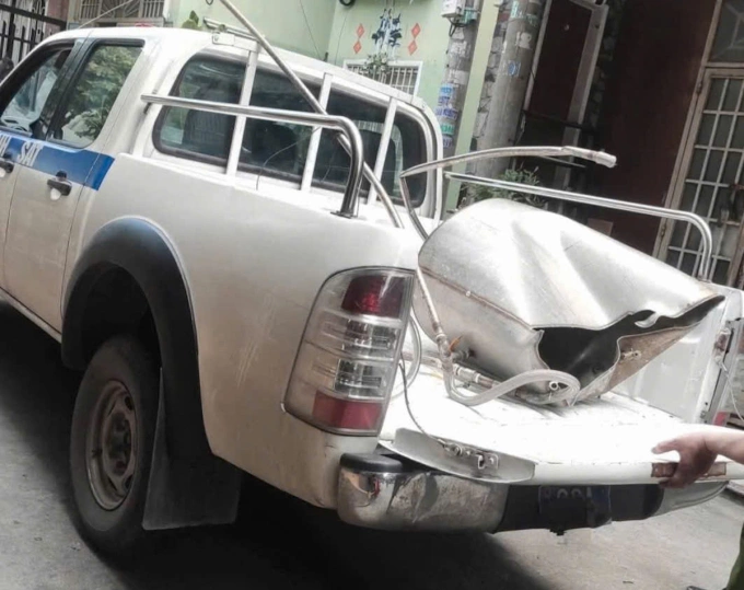 Nồi hơi nấu sữa đậu nành được cảnh sát đưa về điều tra nguyên nhân. Ảnh: Thái Hà