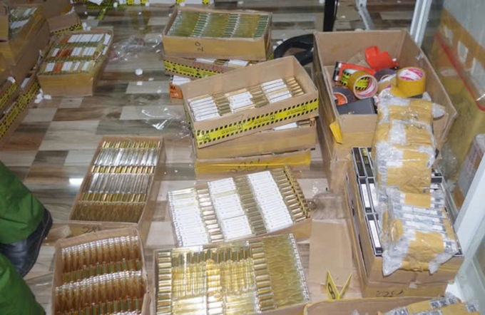 Nước hoa giả phát hiện tại công xưởng của nhóm nghi can. Ảnh: Thái Hà