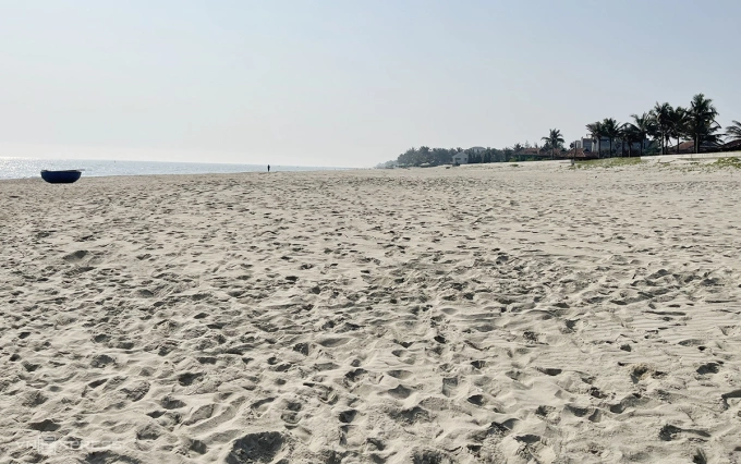 Hiện tàu bị cát bồi lấp. Ảnh: Đắc Thành