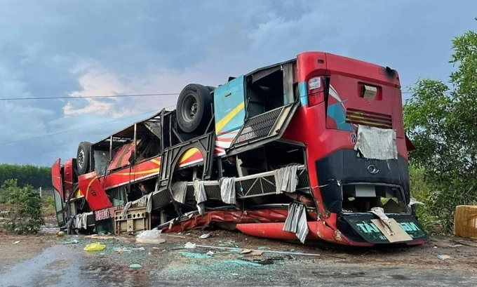 Chiếc xe khách lật ngửa bên đường tại xã Sơn Mỹ, huyện Hàm Tân. Ảnh: Mỹ Sơn