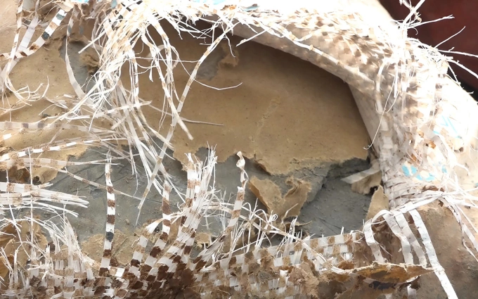 Một số bao xi măng bên trong đã hỏng, đông cứng lại. Ảnh: Đức Hùng