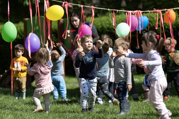 Trẻ em vui chơi trong nhà trẻ Grigor Vitez ở Samobor ngày 15/4. Ảnh: AFP