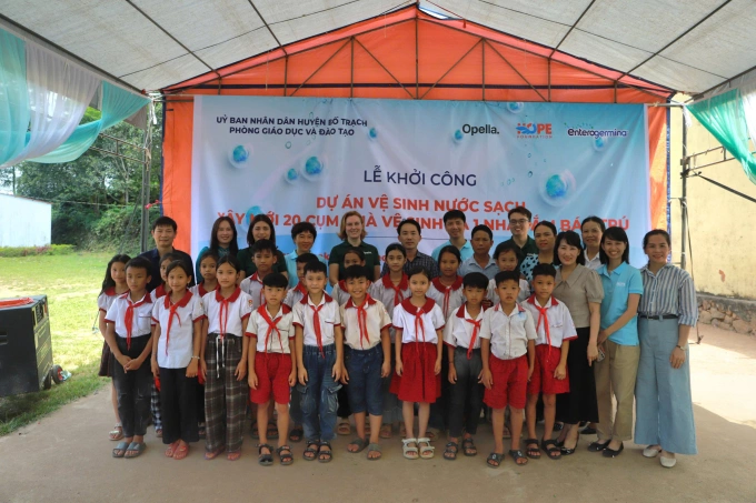 Nhóm trẻ em học sinh tham gia khởi công dự án.