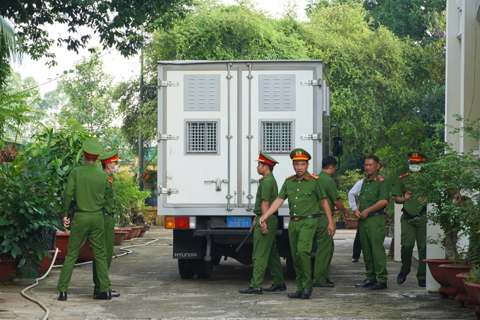 Lực lượng cảnh sát hỗ trợ tư pháp có mặt tại tòa. Ảnh: Nam An
