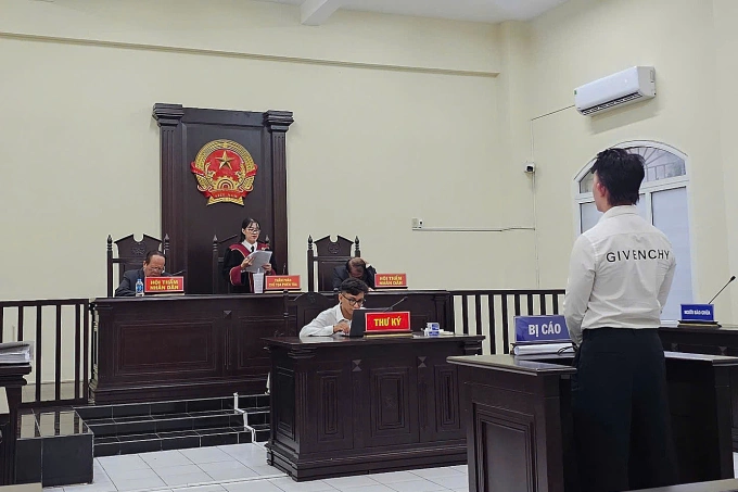 Bị cáo Ngô Đình Cao Nguyên được tại ngoại tham gia phiên tòa. Ảnh: Bình Nguyên