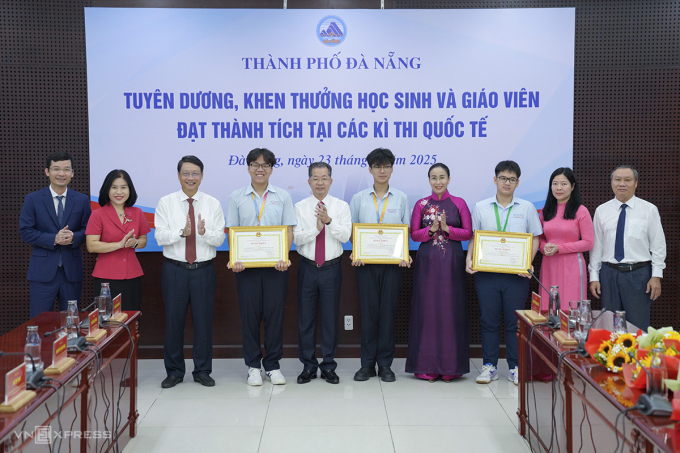 Lãnh đạo thành phố Đà Nẵng khen thưởng nhóm 3 học sinh đạt giải quốc tế. Ảnh: Nguyễn Đông