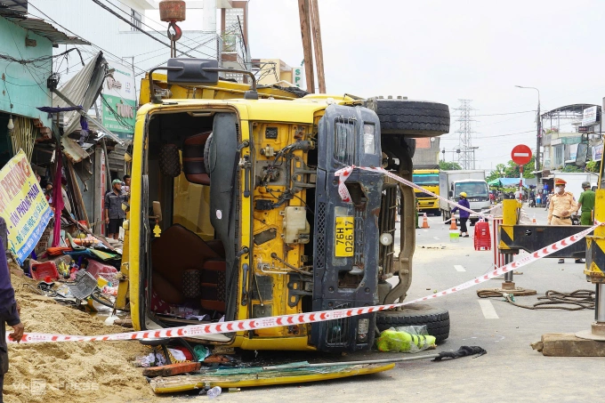 Ôtô lật nghiêng sau khi gây ra chuỗi tai nạn. Ảnh: Phạm Linh