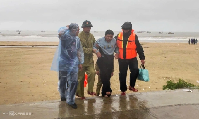 Một thuyền viên sống sót được đưa vào bờ. Ảnh: Hùng Lê