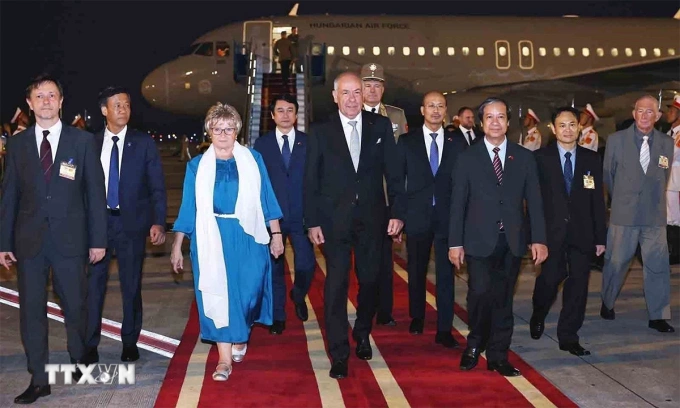 Tổng thống Hungary Sulyok Tamas và phu nhân tại sân bay Nội Bài ngày 27/5. Ảnh: TTXVN