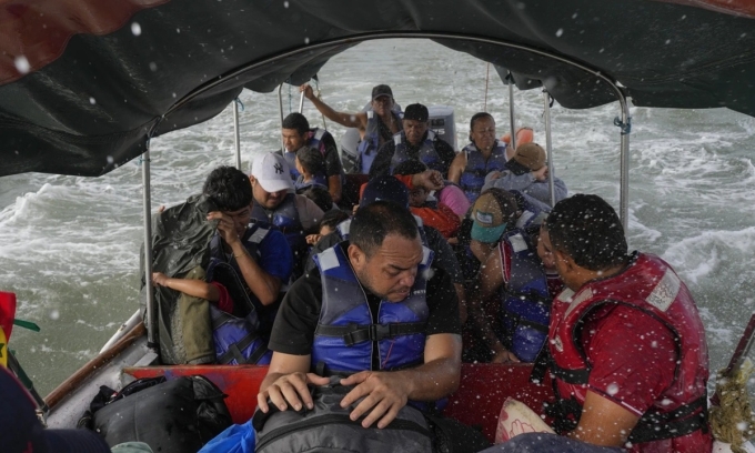 Những người di cư Venezuela trên một con thuyền trở về quê nhà hồi tháng hai sau khi chính quyền Mỹ phát động chiến dịch trấn áp người nhập cư trái phép. Ảnh: AP