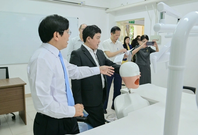 Đoàn đánh giá của Bộ Y tế khảo sát công tác chuẩn bị đào tạo khối ngành sức khỏe của trường Đại học Gia Định. Ảnh: Như Ý